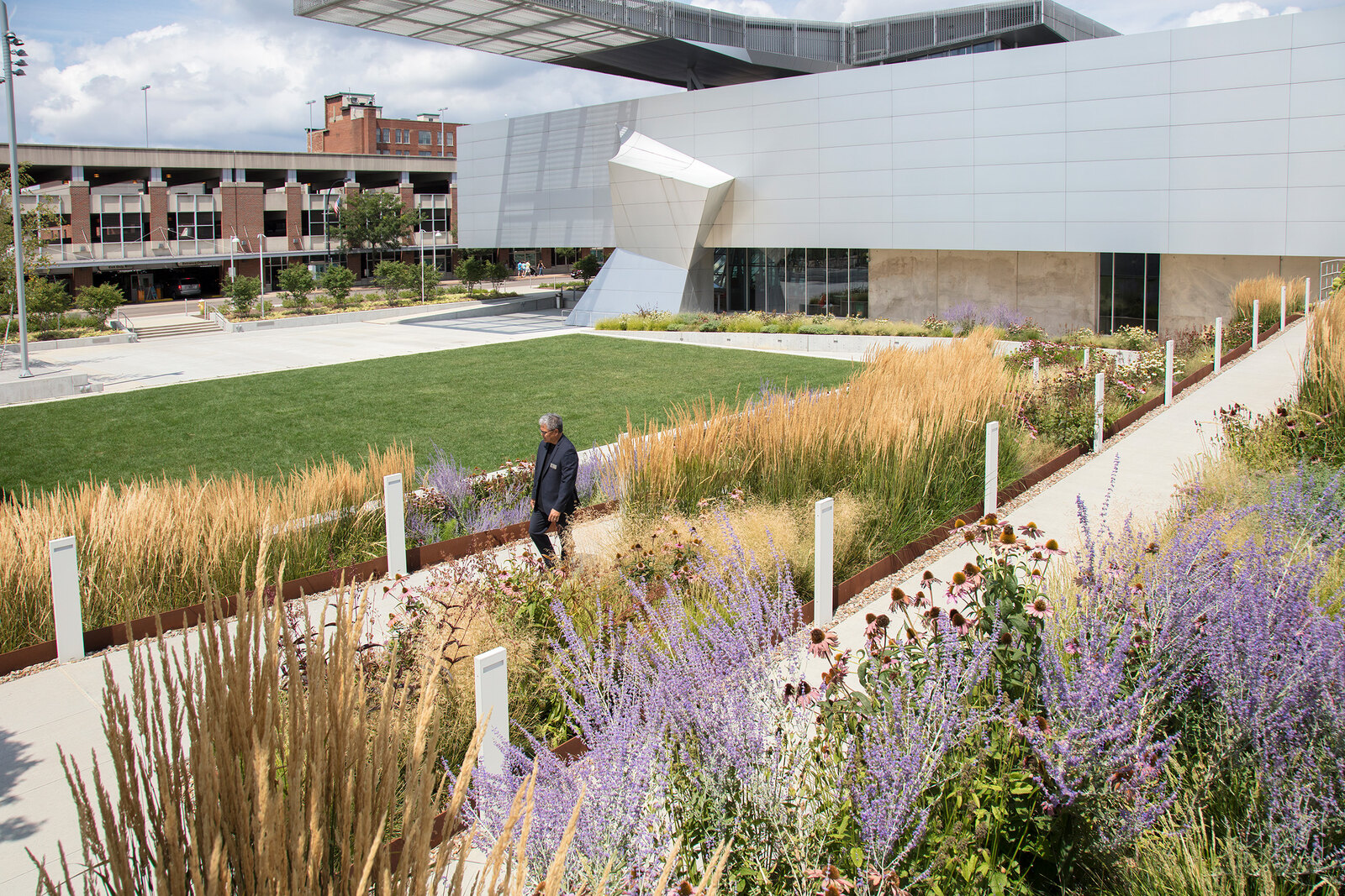 H110KZ16a アルバート・ジョセフ・ムーア 庭園 A Garden 額装 Bud and Susie Rogers Garden at the Akron Art Museum | Landscape
