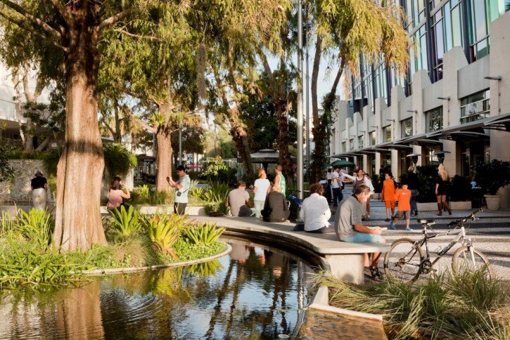 Lincoln Road Mall in Miami - Fashionable outdoor shopping and